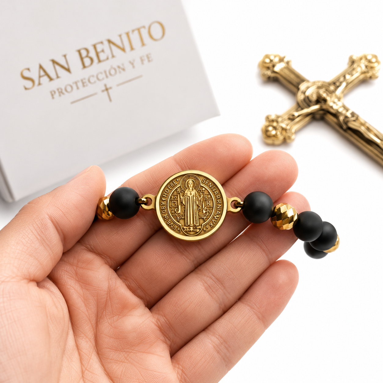 Pulsera San Benito en mano